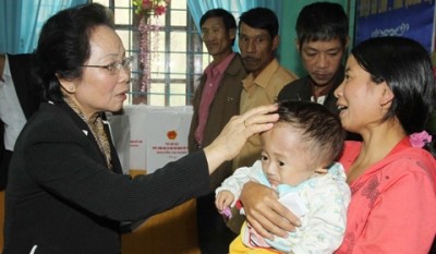 Nguyen Thi Doan rend visite aux sinistrés des typhons et innondations de Quang Tri - ảnh 1